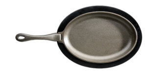 Gusseisen Pfanne mit Untersetzer